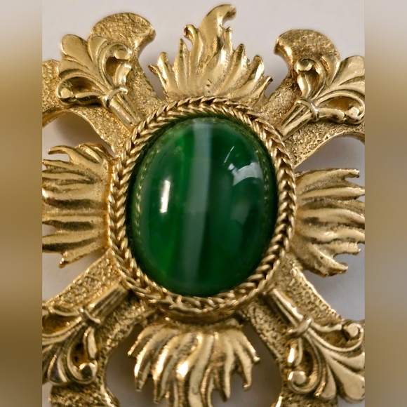 Vintage Accessocraft NYC Gold Tone Green Maltese Cross Brooch pendant estate - Picture 6 of 12